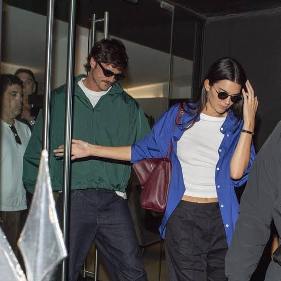 Docdiamonddon00's tweet photo. @CultureCave_ Kendall Jenner and Jacob Elordi look completely effortless together during their low-key London outings. https://t.co/tUk3aLCGop