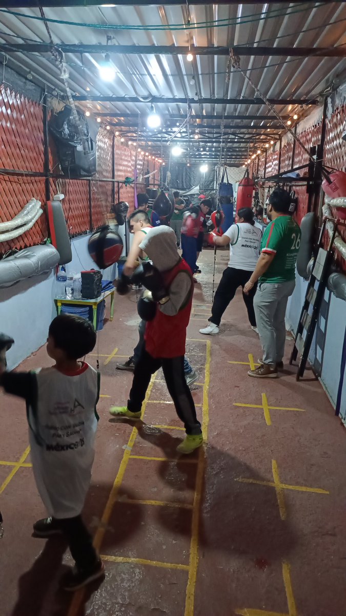 BellDianFerbell's tweet photo. @FAHHdeporte Entrenamiento físico de boxeo 🥊 en peras y costales con el Profe. Erick Meza en seguimiento al #SemáforoDeportivo 🚦 en los Héroes Tecámac https://t.co/3IuJTXKa4o