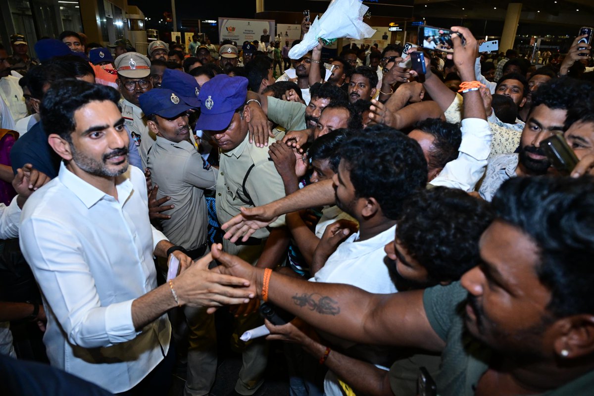 naralokesh's tweet photo. కార్యకలాపాలు ప్రారంభమైన తర్వాత తొలిసారి సాధారణ ప్రయాణికులతో కలిసి కమర్షియల్ ఫ్లైట్‌లో విజయనగరం జిల్లా భోగాపురంలోని అల్లూరి సీతారామరాజు అంతర్జాతీయ విమానాశ్రయానికి చేరుకున్నాను. అనంతరం నాయకులు, కార్యకర్తలను కలుసుకున్నాను. అర్జీలు స్వీకరించాను. https://t.co/6WXfx1Sq3v