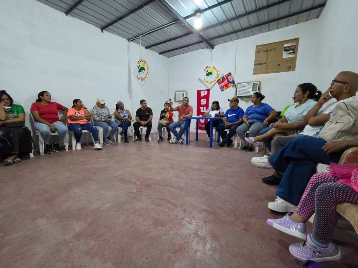 CoromotoEdel's tweet photo. Reunión del equipo político de La Comuna Los Tamarindos. @PSUVEnApure @PartidoPSUV #ComunaONada https://t.co/IKJwMtiygX