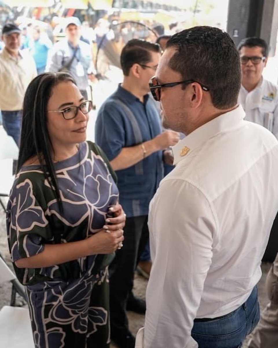 TommyZambranoM's tweet photo. 🚜 ¡Más maquinaria significa más obras y más respuestas para nuestra gente! 🇭🇳

Hoy acompañamos al presidente @papialaorden en la primera entrega de maquinaria a las municipalidades, una herramienta que permitirá fortalecer a nuestros alcaldes y avanzar con proyectos que transformen nuestras comunidades.

¡Cuando trabajamos juntos, Honduras avanza! 💪🏻🇭🇳