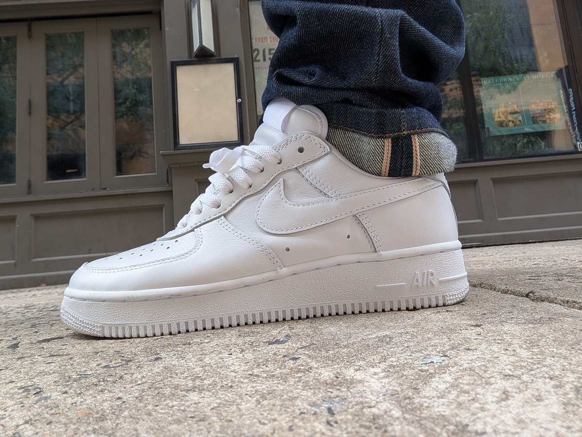 Sn3ak3r_Fr3ak3r's tweet photo. #WDYWT #UnDS White on White '01 Air Forces #YourSneakersAreDope #FireFridays https://t.co/Tr1O1VKfVc