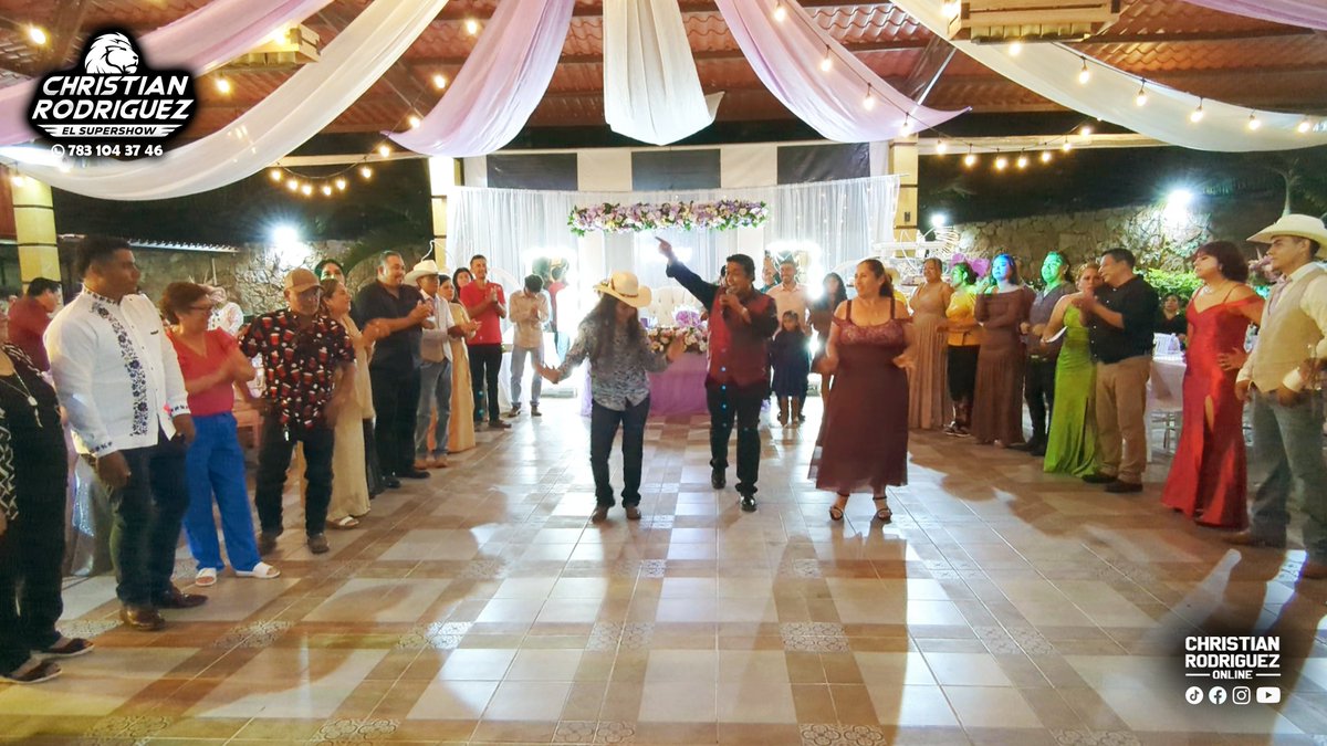 CristianTuxpan's tweet photo. Y ya sea de una forma o de otra, siempre nos esmeramos en brindar EL MEJOR ENTRETENIMIENTO musical para sus fiestas y eventos como lo fueron las 8 horas de evento en los XV años de Maday Llamilet desde La Casa de los Cisnes en la hermana república de Tihuatlán, Ver.

7831043746 https://t.co/msNsYQhBiF