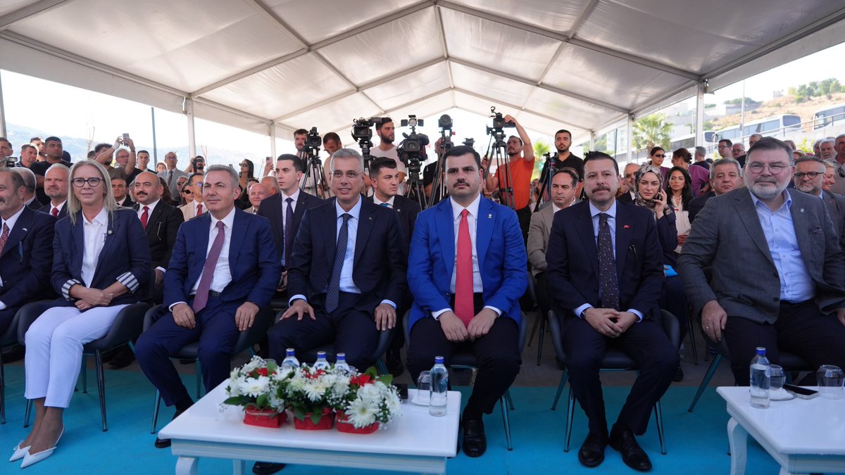 eyupkadirinan's tweet photo. 📍Dikili

Sağlık Bakanımız Sn. Kemal Memişoğlu ile birlikte Dikili Devlet Hastanemizin açılışını yaptık, Dikili’mize hizmet edecek muazzam bir eseri vatandaşlarımızla buluşturduk. 

Bugün Dikili’mize 75 yatak kapasitesiyle, 24 poliklinik odasıyla, 3 ameliyathanesiyle, yoğun bakım ünitesiyle, acil servisiyle, fizik tedavi merkeziyle, palyatif bakım servisiyle, diyaliz ve görüntüleme altyapısıyla Dikili Devlet Hastanesi’ni kazandırdık. 

Cumhurbaşkanımız ve Genel Başkanımız Sayın Recep Tayyip Erdoğan başta olmak üzere, bu kıymetli eserin yapımında masada gayret gösteren, sahada ter döken tüm herkesten Allah razı olsun. 

Açılışını yaptığımız bu hastane, sadece Dikili’ye değil, çevre ilçelerimize de hizmet sunacaktır. Dikili Devlet Hastanemiz İzmir’imize ve milletimize hayırlı, olsun.

@drmemisoglu