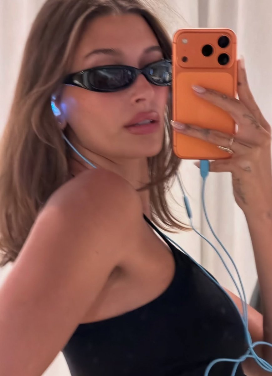 stormanalu's tweet photo. o justin sabe exatamente oq vai acontecer quando coloca a hailey pra usar skylrk. eu quero esse fone AGORAAAAA https://t.co/B4JsRuujwy
