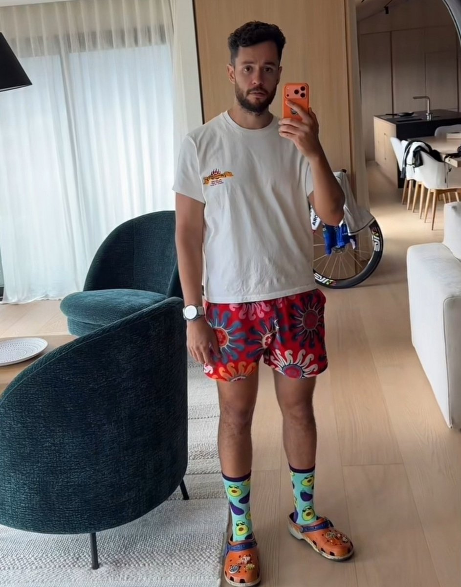 BoriXe28008's tweet photo. Para mí ,ellos se visten igual😂 https://t.co/tcOEBBPWDa