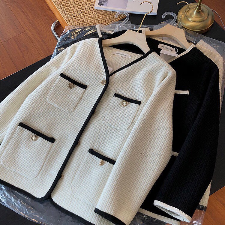 ervinlopez1's tweet photo. Found this lovely wool coat today. Available in black and white. Sizes M/L (equivalent to S/M). Pre-order, 10–15 days. https://t.co/tq5hG9IMox
