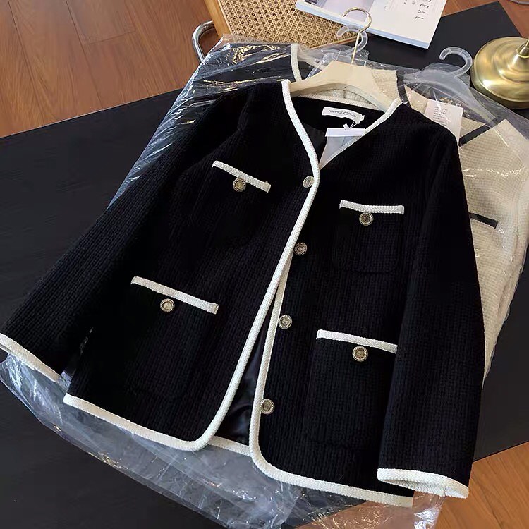 ervinlopez1's tweet photo. Found this lovely wool coat today. Available in black and white. Sizes M/L (equivalent to S/M). Pre-order, 10–15 days. https://t.co/tq5hG9IMox