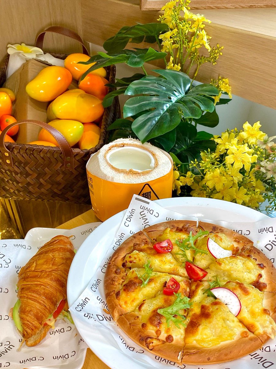Michell74360037's tweet photo. Just found the perfect afternoon pick-me-up: crispy matcha rice crackers paired with cold mango juice! Sharing the snack joy with all my pals , https://t.co/MeGUTV65GC