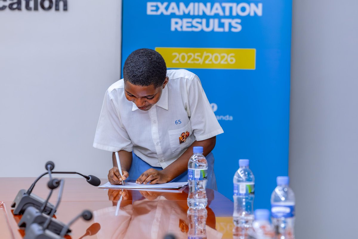 SamKabera's tweet photo. AMAKURU
========
Nishimiyeko uyu mwana watsinze neza muri O'level akaba uwa Mbere mu gihugu ,Uwamariya Leontine nk'uko yari yabimbwiye ejo ko icyo yifuza ari uguhabwa ifoto n'abayobozi mu burezi byabaye,...

Abantutse,n'abandi mwandakariye mwihangane ,nari natangaje ibidahuje n'amaranamutima yanyu,...

Ntacyo dupfa byose njye mbifata nko kugirango habeho impaka ariko zubaka zitari iza ngo turwane,...

Nshimire abayobozi mwitanze mu kazi kenshi mugira mukaza guhemba uyu mwana.

@Rwanda_Edu 
@NESA_Rwanda 
@JoNsengimana