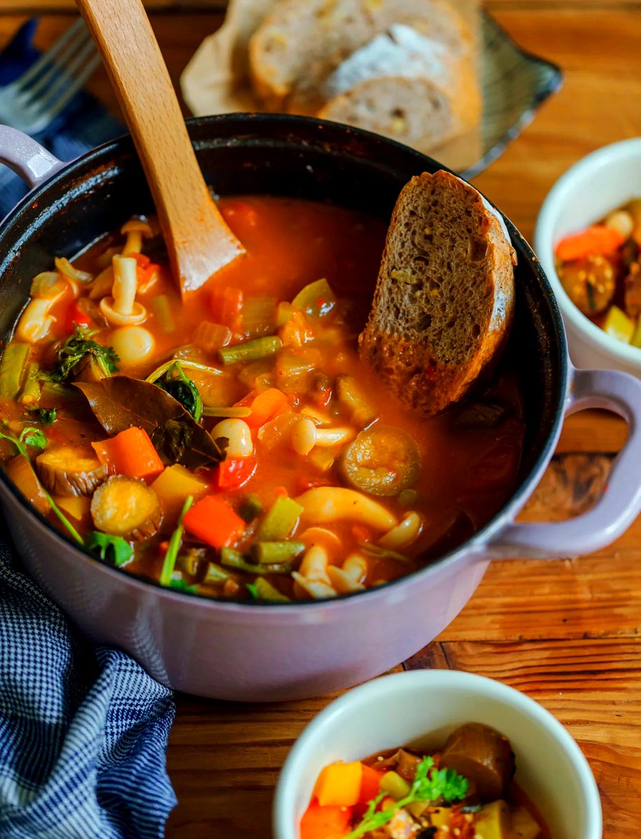 HartungBill's tweet photo. Todays cozy lunch: warm tomato soup with a side of garlic bread, perfect for this rainy day!， https://t.co/TczaLXVfb2