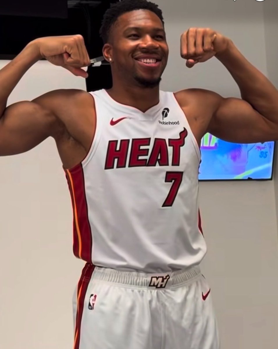 TheHoopCentral's tweet photo. Miami Heat potential starting lineup:

Davion Mitchell
Klay Thompson 
Andrew Wiggins 
Giannis Antetokounmpo
Bam Adebayo

Thoughts? https://t.co/4BBFVlZajb