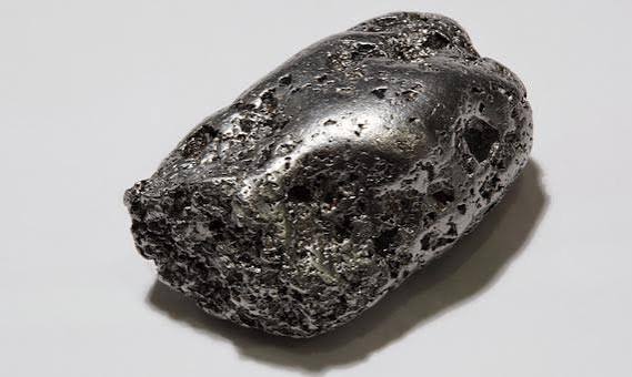 ivanfamil's tweet photo. En 1748, un marino sevillano publicó en Madrid el informe de una expedición científica. Entre mapas y mediciones astronómicas, describía un metal blanquecino que los mineros de Colombia tiraban porque les estorbaba. Era el platino. Tira del hilo 🧵👇🏽👇🏽👇🏽 https://t.co/hw9tdHkkTZ