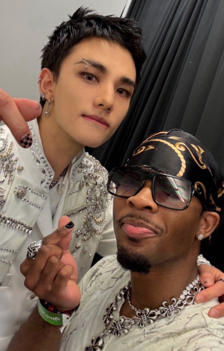 mynameis_red7's tweet photo. Özellikle skz takipçileri bts draglmeye çalışinca çok tuhaf oluyo. Daha geçen sene bi üyeniz arabasında kız çocuğu cesedi bulunan bir adamla şarkı yapmisti. Adamın telefonundam bir sürü çocuk pronosu çıktı. Drag işleri sizin boyunuzu baya asiyo https://t.co/GMaKezoJye