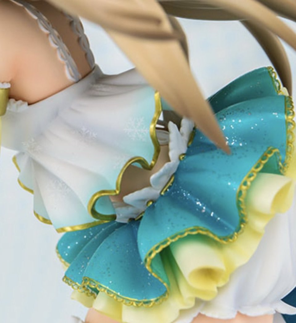 Win_Rockbell's tweet photo. @starblossom_cos Oh, it’s true 🤯 I never noticed before. In the figure has the ruffles in her back too. https://t.co/vt7IaqQhTO