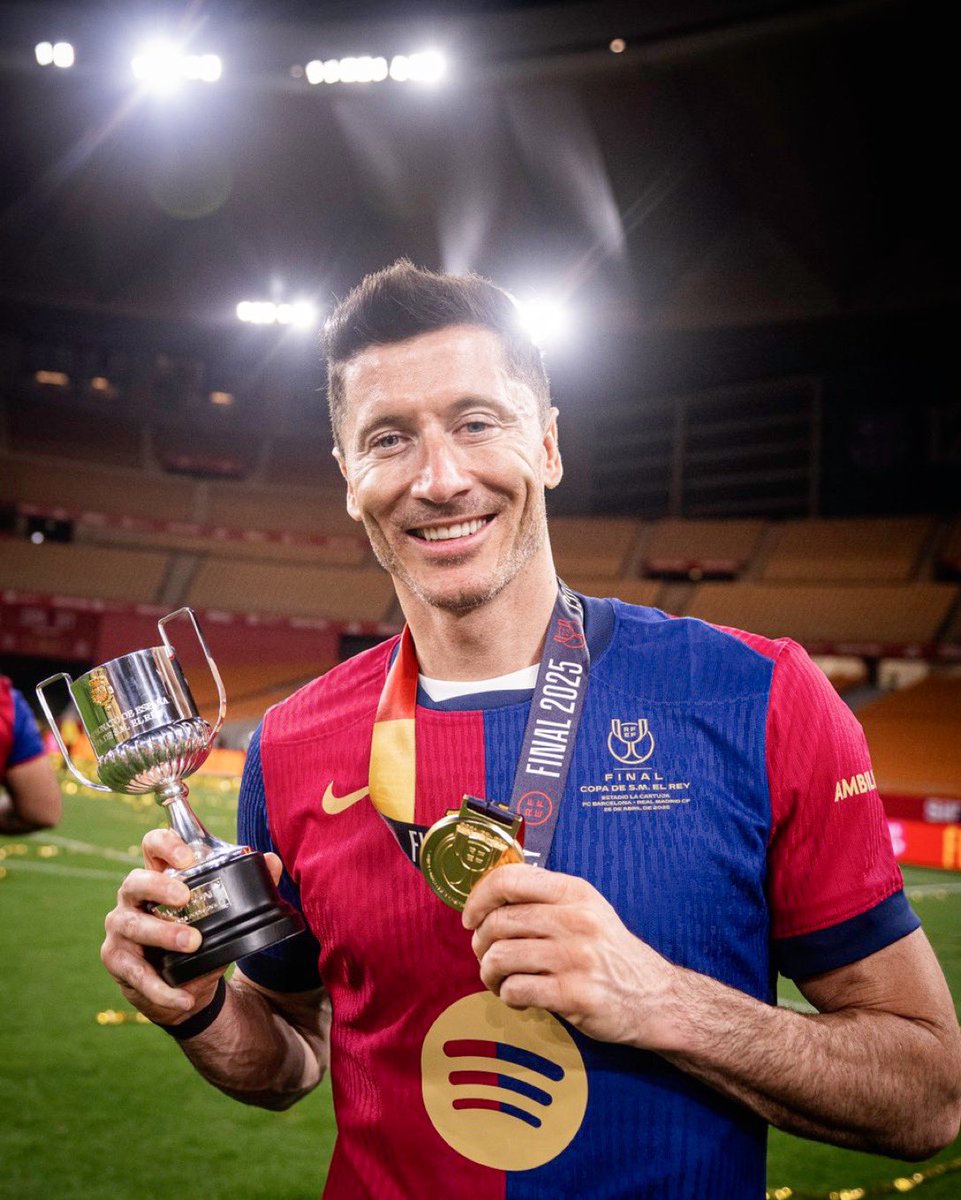 Somhiseremfcb's tweet photo. Feliz cumpleaños, leyenda.

@lewy_official https://t.co/u9mETXhDjp