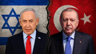 YZaatreh's tweet photo. نتنياهو في هجومه الأكثر شراسة على أردوغان.. عن موسم الهجوم على تركيا..

قال بيان نتنياهو: "أردوغان ديكتاتور معادٍ للسامية،  ارتكب مجازر بحق الأكراد، ويؤوي إرهابيي حركة حماس، ويحتل نصف قبرص، كما  يسجن أعدادا قياسية من الصحفيين والسياسيين المعارضين له".

وأضاف: "يسعى الآن إلى توسيع نطاق عدوانه على إسرائيل ليشمل سوريا، ولن تتسامح إسرائيل مع ذلك".

بعد موسم الهجوم على قطر، دخلت تركيا على الخط لحتل الصدارة، بخاصة بعد العدوان الأخير على مطار "أبو الظهور"، وما تلاه من تفسيرات وتحذيرات.

سيقول البعض إن للقصة صلة بمعارك نتنياهو الداخلية، لكن الحقيقة أن الهجمة ليست محصورة في فريق المذكور، بل تشمل كثيرين من معارضيه، وربما على نحو أكثر حدّة.

سيسخّف آخرين مسكونين بعُقدة أردوغان القصة، قائلين إن حربا ليست في وارد الاندلاع، كأن عدم اندلاع الحرب بين الصين وأمريكا يغيّر في حقيقة الصراع التاريخي بينهما.

الحروب ليست شكلا واحدا، وهذا "الكيان" تحديدا له خصوصية لا يدركها كثيرون، أو يتجاهلونها بقصد.

إنه "كيان" يعيش بين طوفان من العداء العربي والإسلامي، وهو لا يتسامح مع أي محاولة لكسر موازين القوى، وإلا فلماذا ضرب النووي العراقي والسوري وطارد علماء الأمّة، قبل هجمته التالية على إيران؟!

إنه "كيان" لا يقرأ الأحداث بميزان السنوات، بل بمنطق العقود وهواجس المستقبل، وهذا هو سر الهجمة على تركيا، والتي تشمل سوريا أيضا، بوصفها دولة مُعادية مهما بالغ نظامها في الدبلوماسية والخطاب الناعم.

بوسعك أن تكره أردوغان أو إيران أو أيّ أحد، لكن قراءة الأحداث بمنطق الأهواء، لا يوصلك لنتيجة صائبة. أما إذا أحببت تنفيس العُقد، فلك ذلك، ولن يمنعك أحد.