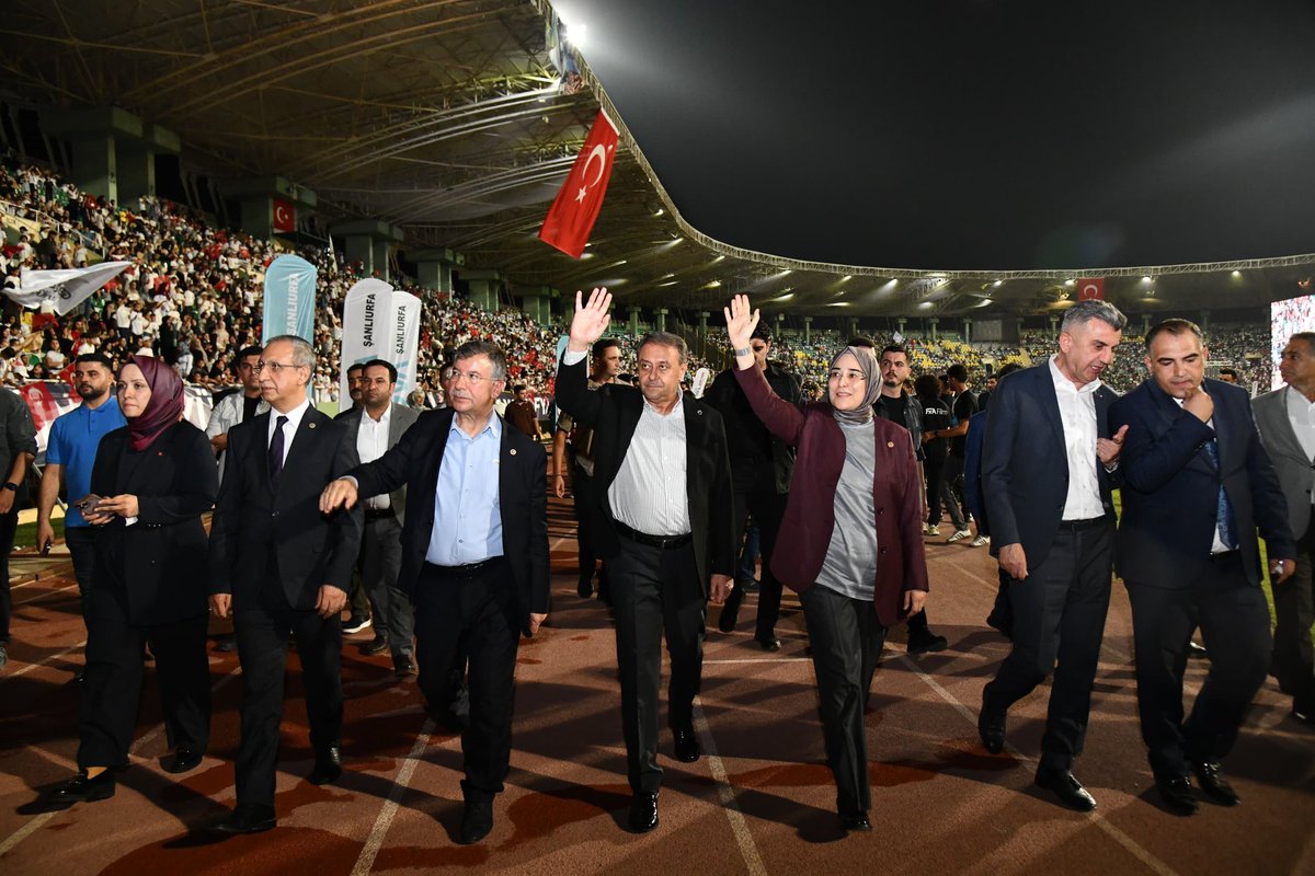 malicevheri's tweet photo. Binlerce gencimizin aynı heyecan, aynı umut ve aynı hedef etrafında buluştuğu muhteşem bir finale ortak olduk.

📍 TÜGVA Şanlıurfa Yaz Okulları Kapanış Programı

Valimiz @hasansildak, Milletvekili arkadaşlarım @ProfDrDusak, @CYAZMAC, İl Başkanımız @milhamigunbegi, TÜGVA Genel Başkanı @ibrahim_besinci ve kıymetli protokol üyelerimizle birlikte gençlerimizin ve çocuklarımızın coşkusunu paylaştık.

Yaz boyunca eğitimden spora, kültürden sosyal faaliyetlere uzanan zengin bir programla binlerce evladımıza dokunan TÜGVA Yaz Okulları’nın finalinde; gençlerimizin özgüvenine, heyecanına ve geleceğe dair güçlü hedeflerine bir kez daha şahit olduk.

Evlatlarımızın milli ve manevi değerlerine bağlı, bilgili, donanımlı ve ufku açık bireyler olarak yetişmesi hepimizin ortak sorumluluğudur.

Bu güzel organizasyonda emeği geçen @tugvaTR ailesine, TÜGVA Şanlıurfa İl Başkanımız @rezzakaslanli ve teşkilatına teşekkür ediyor; bütün gençlerimize eğitim hayatlarında başarılar diliyorum.

Şanlıurfa’nın gençliği güçlü, Türkiye’nin yarınları güçlü! 🇹🇷🚀