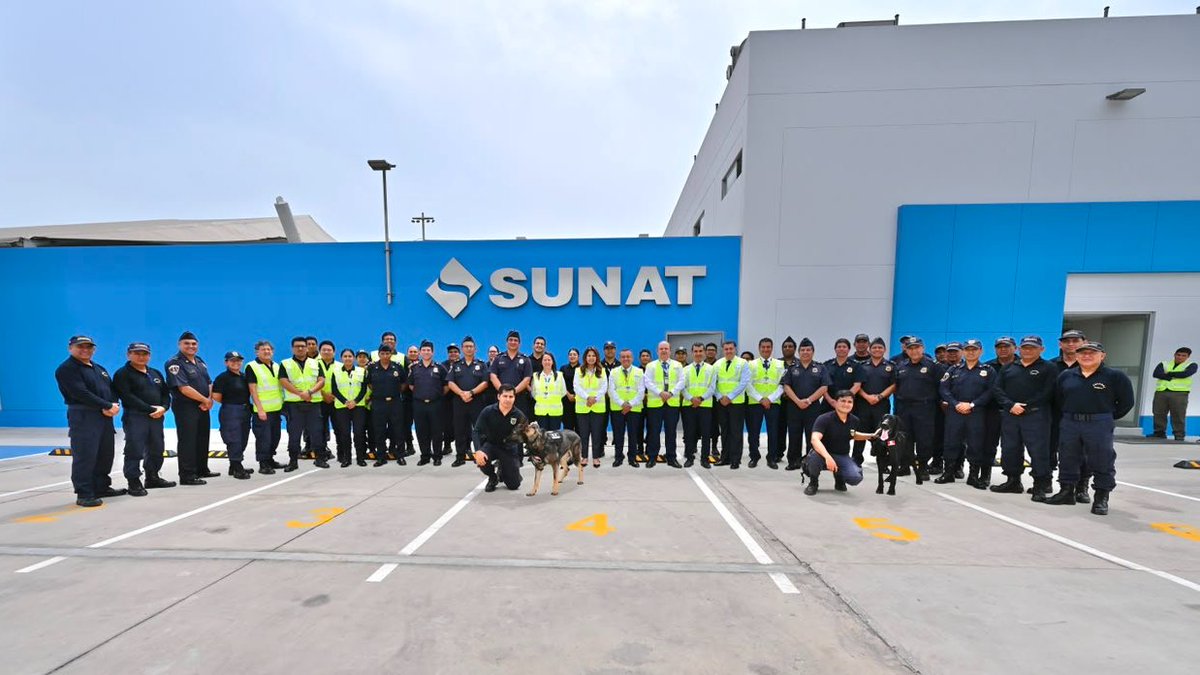 SUNATOficial's tweet photo. La superintendenta nacional adjunta de Aduanas, Marilú Llerena, expuso la labor de los buzos especializados y las acciones tácticas para el control del comercio exterior y la seguridad en puertos y aeropuertos. https://t.co/TmxXdAogSw
