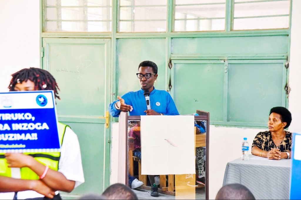 Muhangadis's tweet photo. Uyu munsi, Umuyobozi w’Akarere Mme @KAYITAREJacky yitabiriye igikorwa cyo gusoza #Ihuriro ry’urubyiruko ryaberaga i #Muhanga, ryateguwe na @ScriptureUnionr hagamijwe gufasha urubyiruko kuva mu bibarangaza no kugira icyerekezo gifatika mu buzima (From distraction to direction). https://t.co/EjoZobdE6B