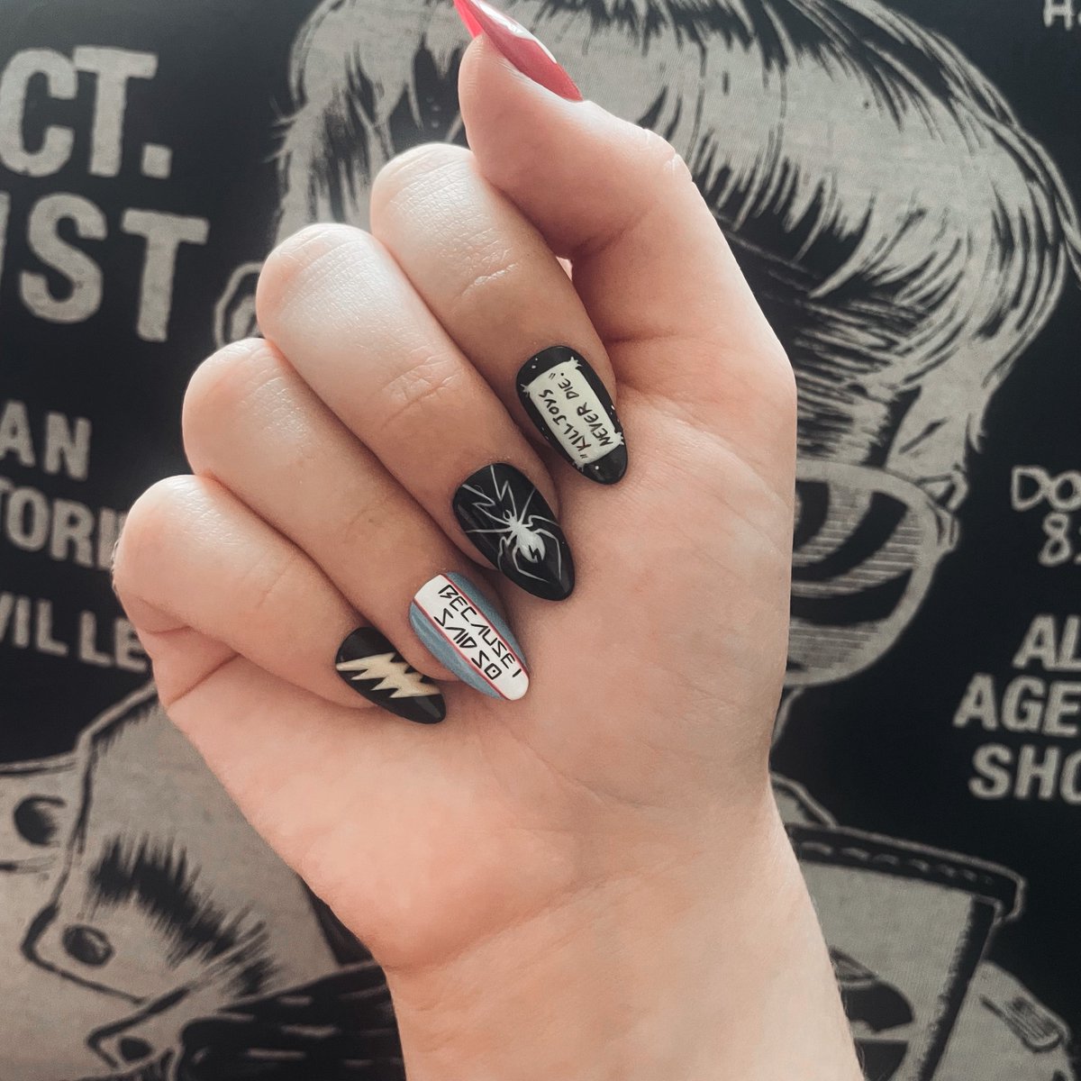 m4ntram0ri's tweet photo. my wonderful sister made me jet star nails 🧎🏻‍♀️ https://t.co/kswNW17vtA