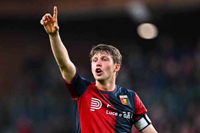 pitchverse0's tweet photo. 🚨 TRANSFER UPDATE: Olympiacos have made a move for Genoa midfielder Morten Frendrup, but Genoa are holding out for a fee in the region of €10m.

Real Betis remain in the race, with talks between the Spanish club and Frendrup’s camp ongoing since June. 👀⚽️ https://t.co/TI9caxnxjG