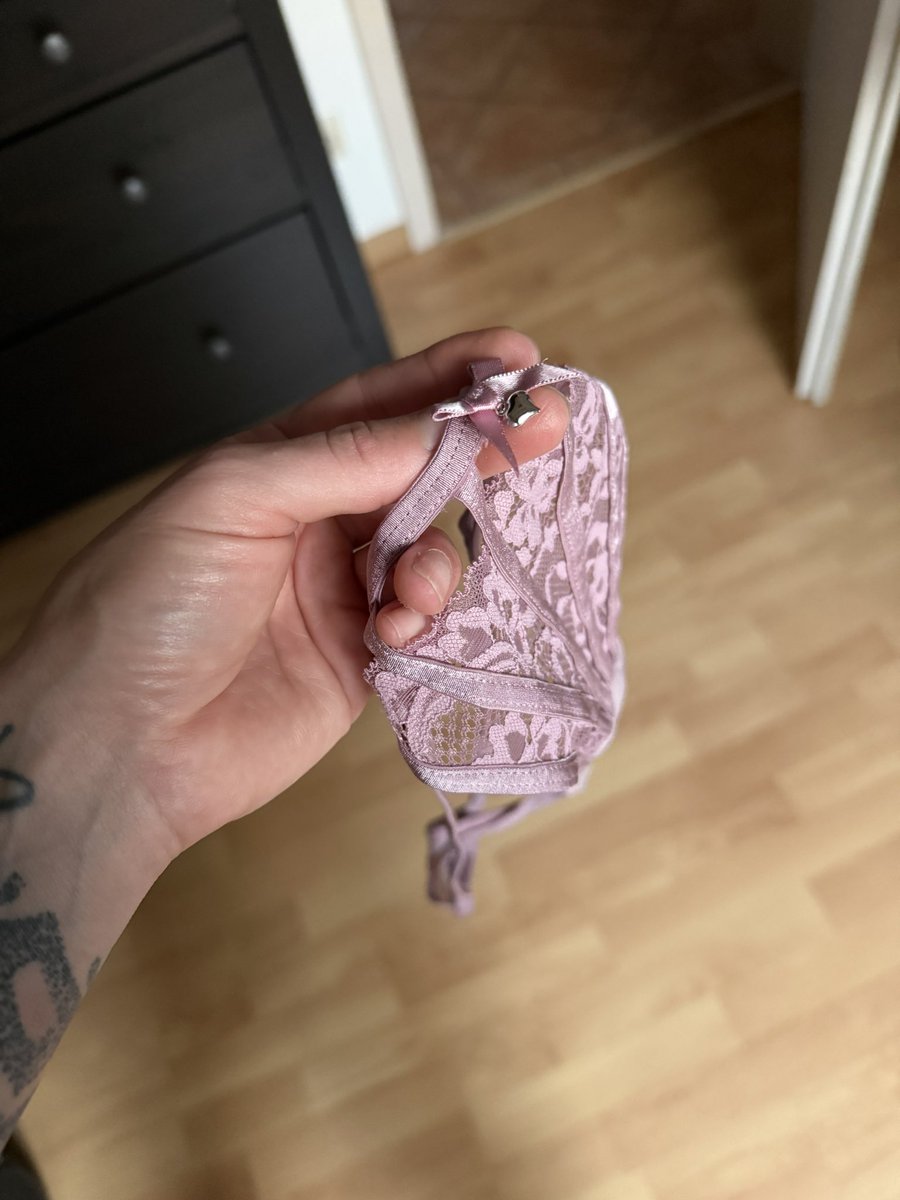 TattooedLadyIsa's tweet photo. Gewinnspiel🥰
Ein Tanga getragen ist zu verlosen.
Teilnahme: Diesen Post RT/Like/Kommentieren und die 5 vorherigen Post auch.
Der Gewinner wird von mir am 22.Aug.26 um 15:00 Uhr Preisgegeben. 
Wer natürlich eine Kleine Summe Zahlt💸 ist bei dem Gewinnspiel ganz Oben. https://t.co/4kuy7zDZb0