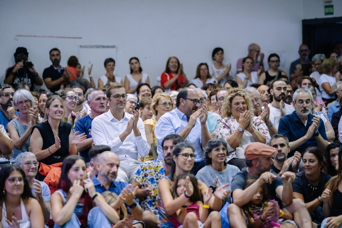 lespreses_cat's tweet photo. 💫 L'alcalde  i regidores i regidors del consistori han acompanyat a l'alcalde d'Olot @AgustiArbos i les regidores Imma Muñoz @IMMAMUDI @GemmaCanalias i  @neus_domenech I el gerent del Consell Comarcal Sergi Martí  @CCGarrotxa al festival  @esdansa 
😀 Gràcies per la visita!!! https://t.co/TegrjLndgV
