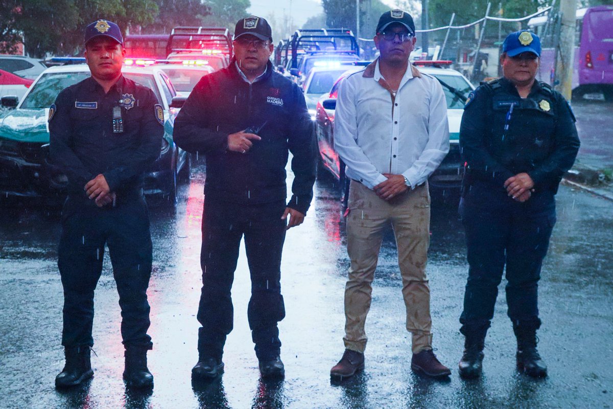 TuAlcaldiaGAM's tweet photo. 🚔🛡️ En Acueducto de Guadalupe reforzamos la seguridad con presencia policial y recorridos preventivos en territorio. 👮🏽‍♂️🚓

Porque la seguridad se construye cerca de la gente, atendiendo y previniendo.

#SeguridadGAM #CeroImpunidad #GobiernoDeTerritorio https://t.co/UstJeWXOld