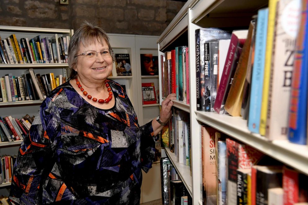 Bibliomaniatico's tweet photo. Anne Jones es la actual campeona mundial de lectura rápida y lo ha sido en seis ocasiones más. Su velocidad alcanza las 4.700 palabras por minuto, con muy buena comprensión.

Su récord ‘Harry Potter y las reliquias de la muerte’, en total fueron 607 páginas en 47 minutos.

📕 https://t.co/8uDe5ylHIT