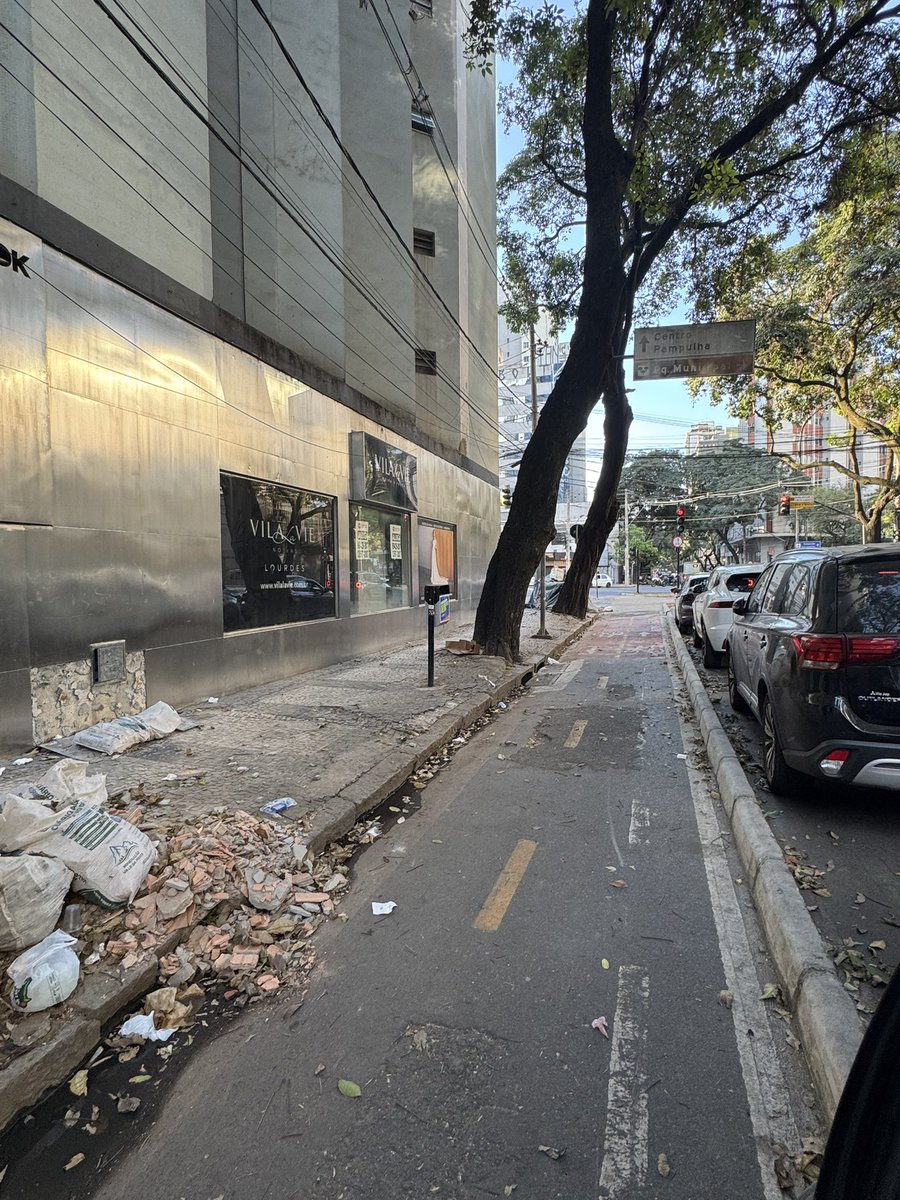 GaloDeRaca's tweet photo. Alguem fala que isso aqui é no bairro mais caro de BH? (Lourdes)

Cidade abandonada. Pior prefeitura do Brasil https://t.co/hDgXGS14td