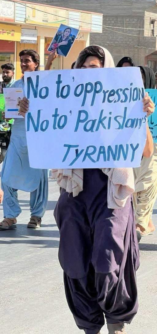 BYC_Shaal's tweet photo. یہ ریاست بلوچ کی نسل کشی پر کمر بستہ ہے۔
جس گلی میں بلوچ کا نام گونجےجس چھت کے نیچے بلوچ سانس لے صبح کو وہ گھر ملبے کا ڈھیر بن چکے ہوتے ہیں۔
بچوں کو یتیم کیا جاتا ہے اور جوانوں کو لاپتہ
کراچی میں ریاستی جبر اپنی انتہا کو پہنچ چکا ہے۔ لوگوں کے لیے سانس لینا بھی مشکل بنا دیا گیا ہے https://t.co/ibL0JXUrjg