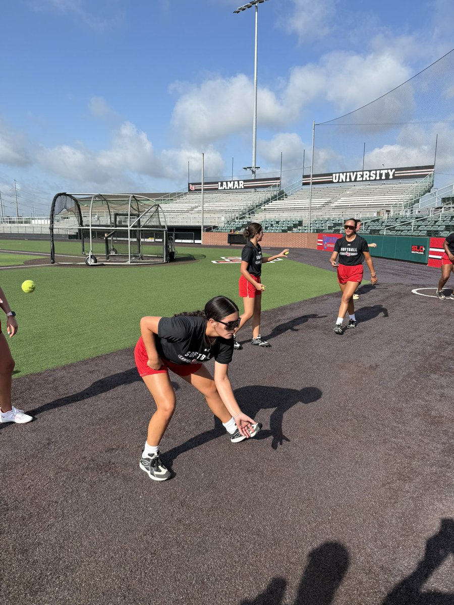 LamarSoftball's tweet photo. Friday weight-room work💪

Congratulations to @makwright99 and @isa6f for winning the Team Competition in the weight room ‼️

#PeckEmCards https://t.co/y1Zv8j3ufm