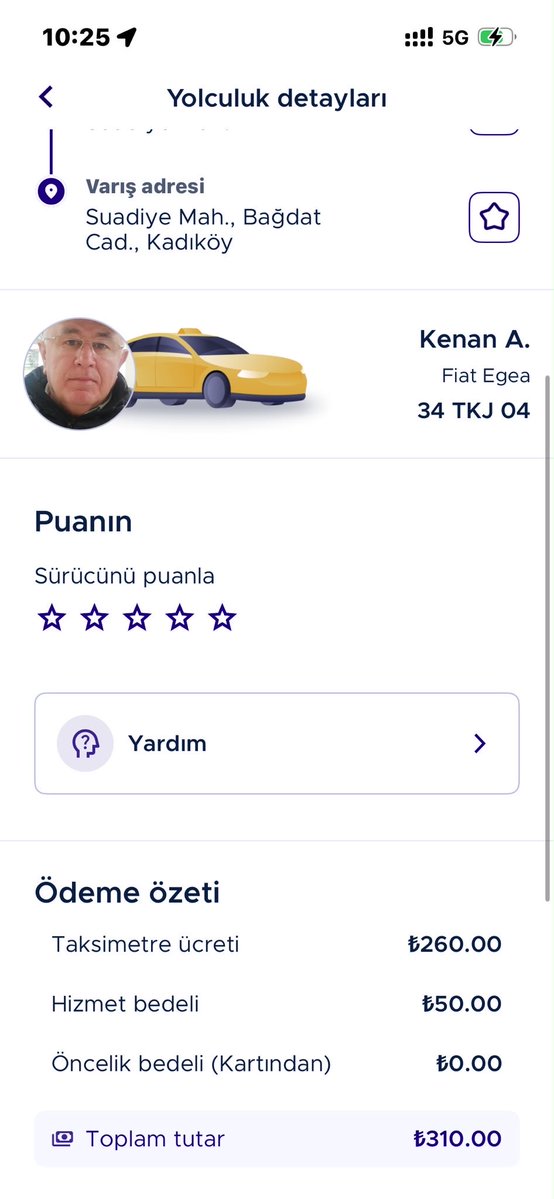 tufancomert's tweet photo. Memleketimden bir “ahlak” ve “babacanlık” hikayesi

Bugün kızım Bağdat Caddesi’den Göztepe’ye gitmek için uygulama üzerinden bir taksi çağırmış. Araç gelip bindiğinde taksici “Çekmeköy’e iş çıktı, keşke seni kabul etmeseydim” demiş. Kızım adamın tavrından rahatsız olup “isterseniz onu kabul edin ben inerim demiş”. Adam hemen kabul etmiş, kızımı indirmiş. Kızım inerken yolculuğu uygulama üzerinden de iptal etmesini hatırlatmış. 

Buna rağmen taksici, aşağıda görüldüğü üzere, yapmadığı yolculuğun ücret talebini göndermiş ve hala iptal etmiyormuş. 

Bu düzeltilir bir şekilde, fakat bu küçük hesap kafası ve ahlak anlayışı büyük sorun maalesef…

Kızım taksiden indiğinde orada bekleyen diğer taksiciler kızıma “ne oldu” diye sormuşlar, durumu anlayınca da “çocuğu nasıl arabadan indiriyorsun, hiç utanman yok mu” diye adamın üzerine gitmişler, adam kaçmış. 

Kızım gene oradaki taksicilerin yönlendirmesi ile 153’ü aramış, şikayet etmiş, BiTaksi ile de görüşmüş. 

Başka vesileler için yazmıştım, bu olay da benim gözümde bir kez daha teyit ediyor ki memlekette para kazanayım da  ne olursa olsun mantığı artık her alanda hakim. Neyse ki hala vicdan sahibi, yol ortasında bir genç kızı indirebilecek kadar gözünü para hırsı bürümüş tiplere meydan okuyan insanlarımız var da memlekette bir şeylerin düzeleceğine dair umudumuzu yitirmiyoruz. 

Umarım gereğini yaparsınız:  
@bitaksi 
@iteo34 
@IBBcozummerkezi