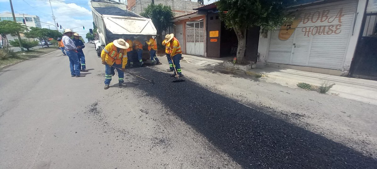 SoniaScarrillo's tweet photo. 🚧👷‍♂️ ¡Seguimos trabajando en San Juan del Río!

Nuestros Camineros de la @CEI_Qro siempre listos, siempre dispuestos, realizan trabajos de bacheo en la Av. México para que cada trayecto sea más cómodo y seguro.

¡Seguimos #AquíContigo! https://t.co/csv83dA4M8