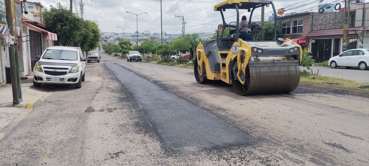 SoniaScarrillo's tweet photo. 🚧👷‍♂️ ¡Seguimos trabajando en San Juan del Río!

Nuestros Camineros de la @CEI_Qro siempre listos, siempre dispuestos, realizan trabajos de bacheo en la Av. México para que cada trayecto sea más cómodo y seguro.

¡Seguimos #AquíContigo! https://t.co/csv83dA4M8
