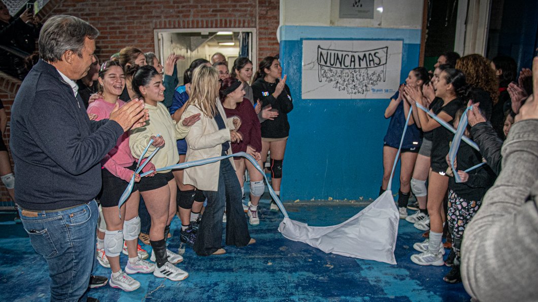 CascallaresPJ's tweet photo. Junto a @paulaeichel y @barbi_minan compartimos una jornada junto a las y los deportistas brownianos en nuestro Polideportivo Municipal de Ministro Rivadavia.

En la oportunidad también descubrimos un mural en el marco del 50° aniversario del Golpe Cívico Militar del 24 de marzo de 1976.