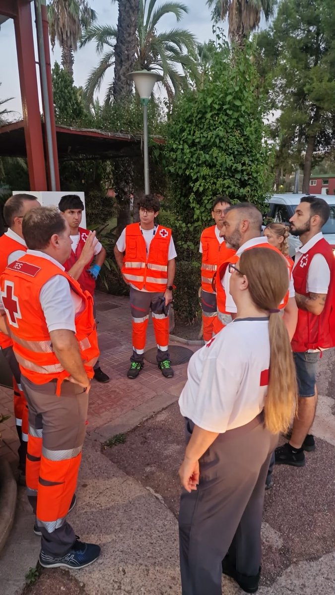 CruzRojaVLC's tweet photo. El voluntariado de @CruzRojaEsp instala el albergue provisional en el Polideportivo de Bétera. Esta noche proporcionará cobijo y ayuda a las personas desalojadas de Gátova por el incendio de Segorbe.
@CruzRojaCV @GVA112 https://t.co/kIAlSwGNpb