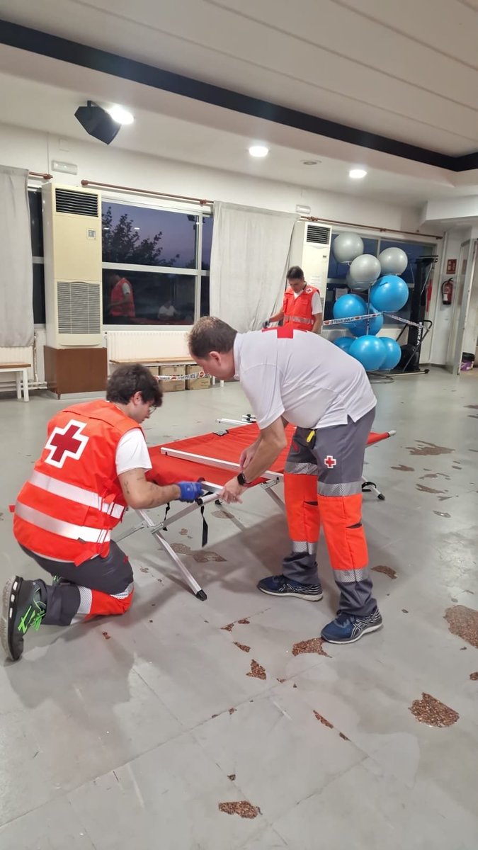 CruzRojaVLC's tweet photo. El voluntariado de @CruzRojaEsp instala el albergue provisional en el Polideportivo de Bétera. Esta noche proporcionará cobijo y ayuda a las personas desalojadas de Gátova por el incendio de Segorbe.
@CruzRojaCV @GVA112 https://t.co/kIAlSwGNpb