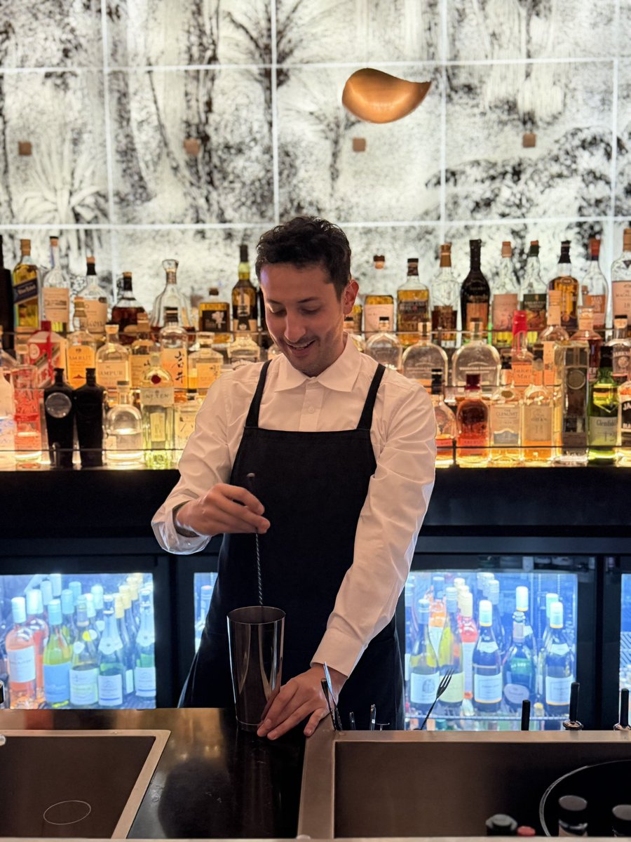 ChechoOrtiz's tweet photo. Divirtiéndome en lo que me gusta 🍸🧪 https://t.co/kQzjT8F55H