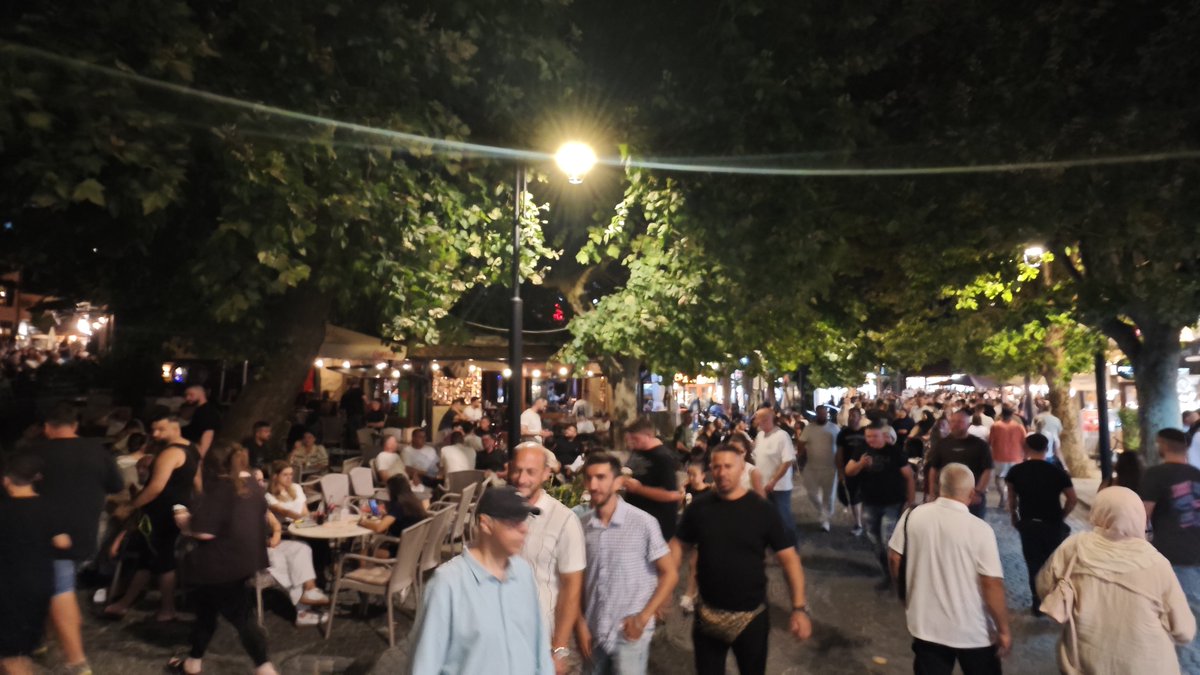 DraganMocevic's tweet photo. Prizren je nevjerojatno pun mladih ljudi ali i svih generacija.
I skoro sve su lokalci.
Ovo baš nigdje nisam vidio u *manjim gradovima".
Turista je minimalno ovde.

U razgovorima sa policajci ma. koji čuvaju crkve sam dobio dosta korisnih lokalnih informacije da su malo skontam https://t.co/JRdyR8Zb9Y
