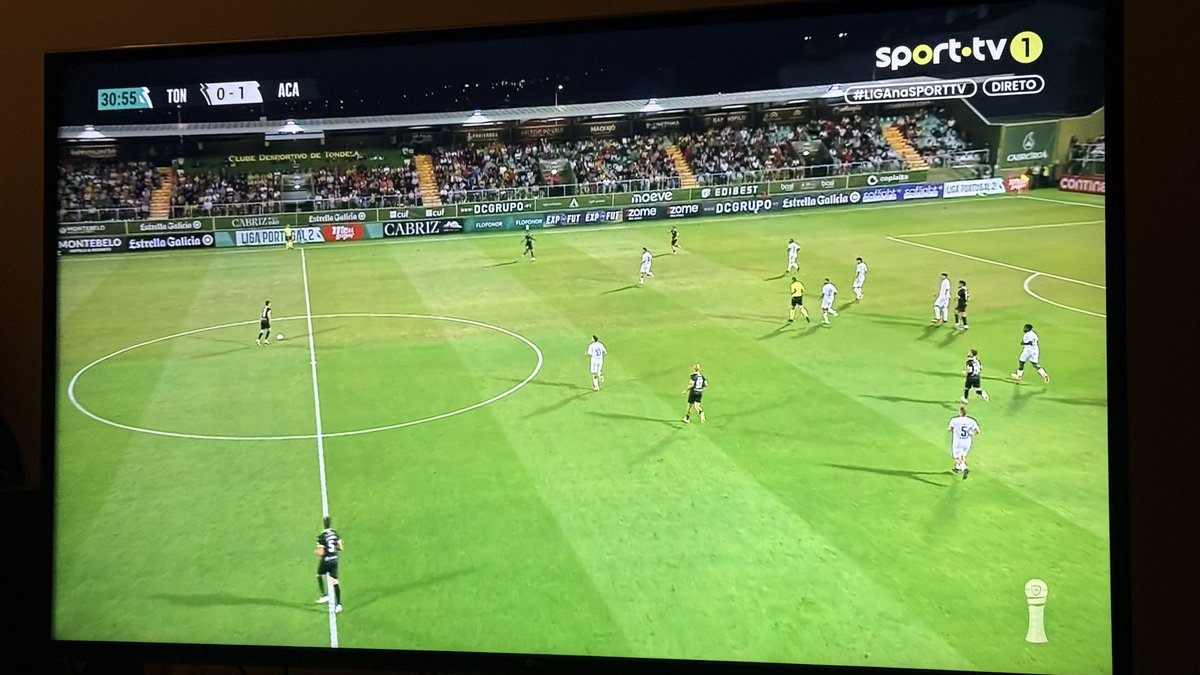 Fever_PitchFC's tweet photo. É um Tondela - Académica 
À primeira vista, vemos a Briosa de preto e Tondela de branco. 
Não. Tondela abdica do amarelo para vestir preto em casa. Assim, a Académica joga de branco. 
Não é para perceber. https://t.co/vrymx0PuMO