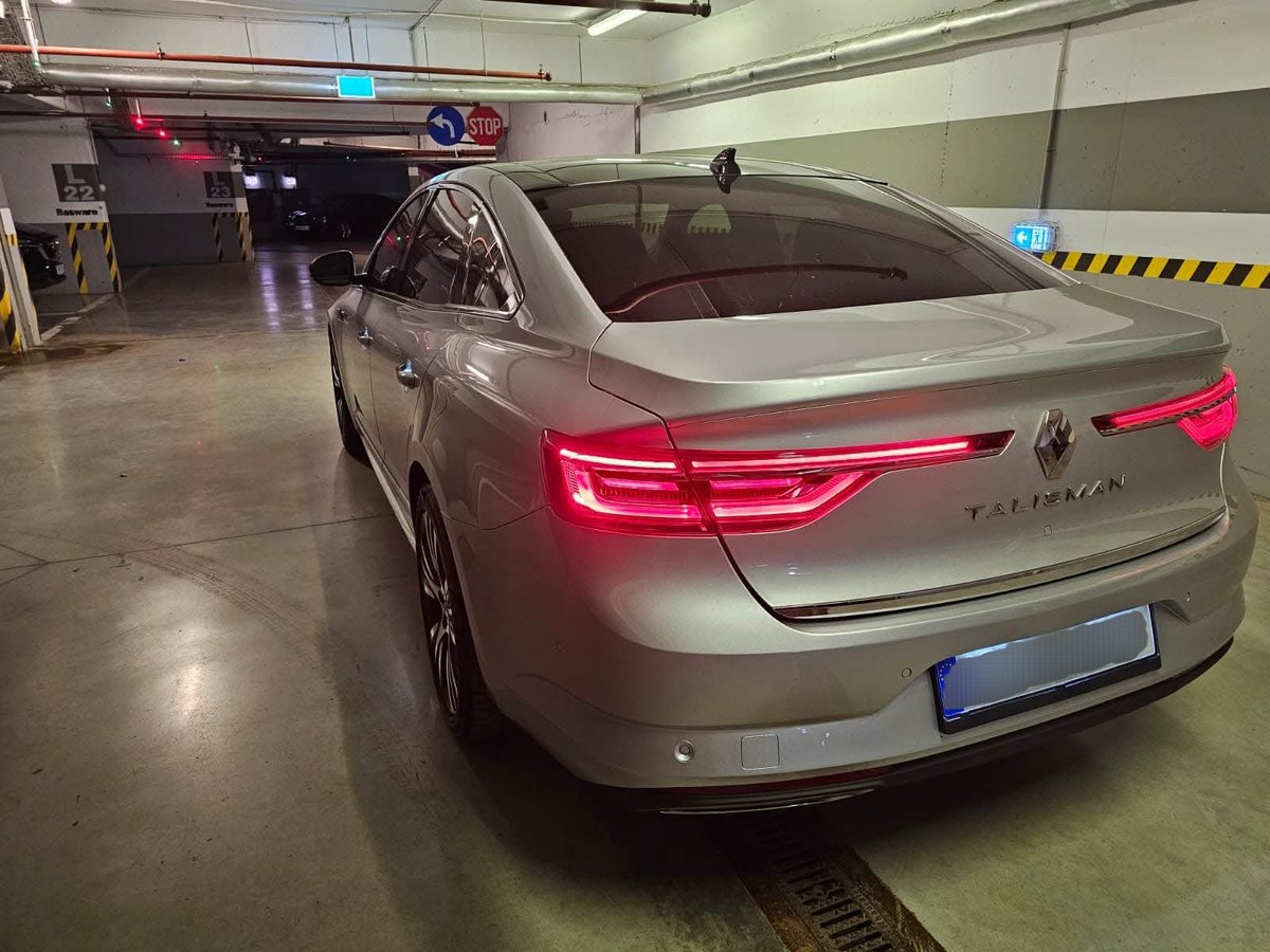 dnprrll97's tweet photo. Los pilotos traseros más bonitos para dar las buenas noches 😍
#RenaultTalisman #RENAULT #TALISMAN #InitialeParis https://t.co/QDRIeIxAv8
