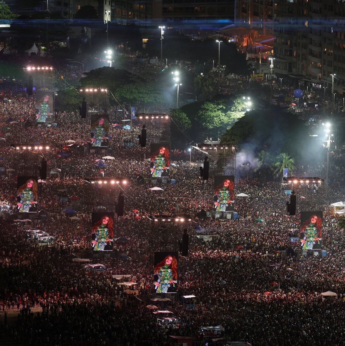 Shakira_Brasil's tweet photo. O que já vivemos até aqui em 2026:

• Recorde de Público no México: 400 mil pessoas no Zócalo.
• Todo Mundo no Rio: 2 milhões em Copacabana.
• #1 Global em todas as plataformas com Dai Dai: Spotify, YouTube, Apple Music e iTunes.
• Abertura e Encerramento da Copa do Mundo.

E ainda vem:
• Residência de 12 shows em Madri, no Estádio Shakira.
• Show nas Pirâmides do Egito.

ARTISTA DO ANO