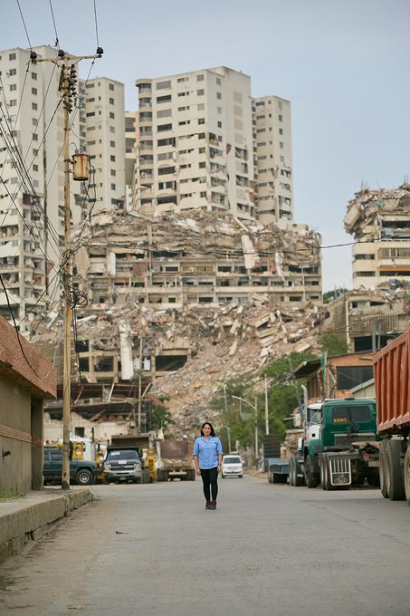 ReporteYa's tweet photo. #21Ago #HayFotografías #LaGuaira #Terremoto 
@alejandraoraa : Hay fotografías en las que una persona ocupa el centro y, sin embargo, no es la protagonista. Esta es una de ellas.  

Estoy allí apenas como una referencia de escala. Para intentar mostrar que lo que se levanta detrás de mí no es un paisaje de ruinas, sino la dimensión física de una tragedia humana.  

En La Guaira entendí que la destrucción tiene dos formas. Una es visible: edificios quebrados, toneladas de concreto y calles irreconocibles. 
La otra no siempre aparece en las fotografías: las ausencias, las rutinas interrumpidas, las familias desplazadas.  

La cámara puede registrar la primera. Nuestro trabajo como periodistas es contar la segunda. Esta fotografía no habla de mí. Habla del tamaño de lo ocurrido y de nuestra responsabilidad de no acostumbrarnos a verlo. Como periodista y guaireña, no quiero que el ojo termine acostumbrándose ni que los escombros corran el riesgo de convertirse en paisaje.