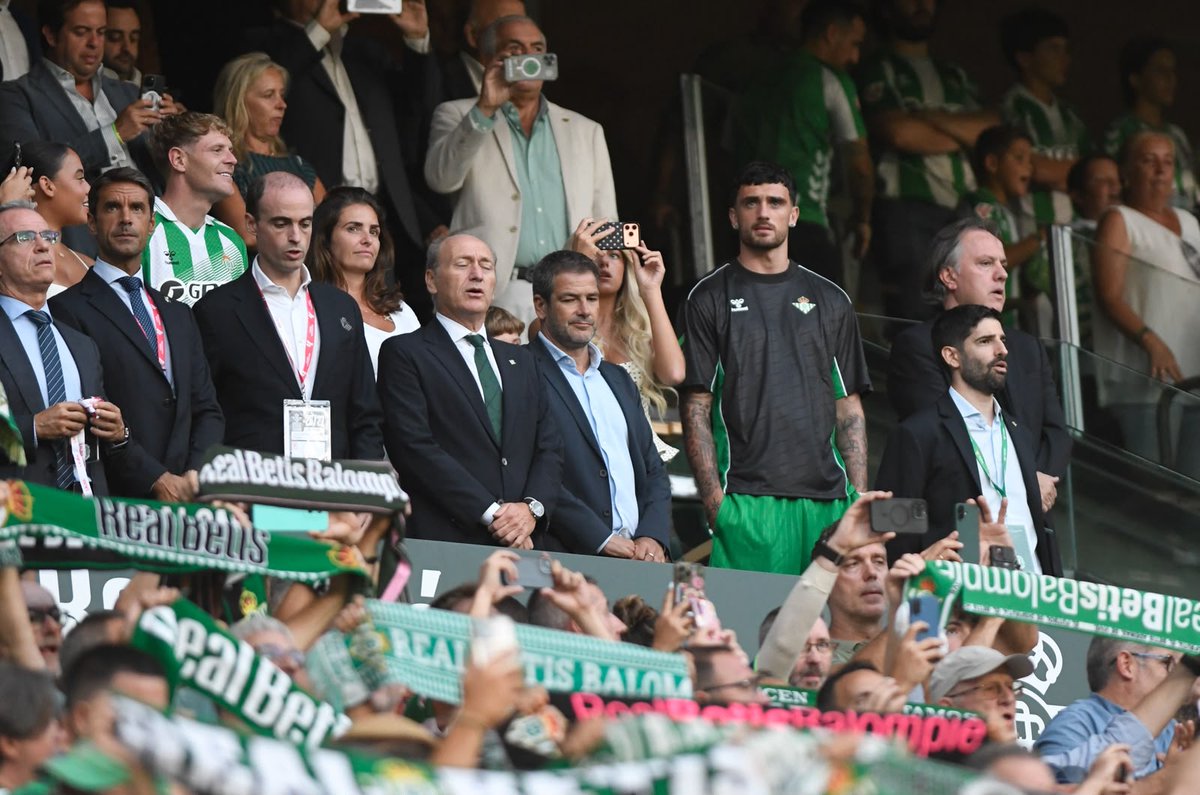alvaritomfs's tweet photo. 🦜 Mirando al Gol Sur. La primera vez de Troy Parrott escuchando el himno del Betis en La Cartuja. https://t.co/ASdzGqKkn3