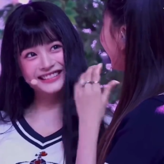pomusana's tweet photo. the way they all look at her dfkgjd 😭pls https://t.co/Q9oPLf3jXi
