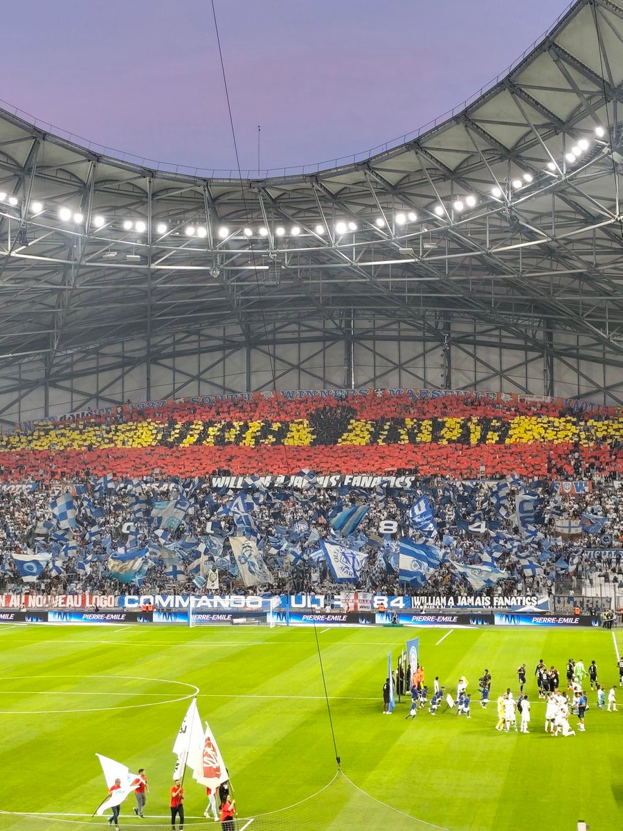 GradaBpro's tweet photo. La imagen del día se ha dado en el Stade Vélodrome de Marsella donde se ha desplegado este mosaico con la bandera de España y un "VIVA 🏆ROJA" en la previa del O. Marsella vs Estrasburgo.

Las redes están calientes en Francia porque fue la Selección española quien eliminó a Francia del Mundial.