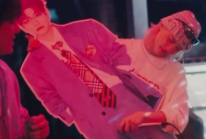 changbinloviu's tweet photo. yo no sabía que el seungmin cantaba con los huevis https://t.co/KEV4MgluTk