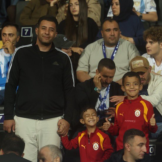 ParcaliAski's tweet photo. Galatasaray formalı minikler ve taraftarlar, maçı Erzurumspor taraftarının arasında takip ediyor.

🔗 @fotottarena https://t.co/88tz6ht21a